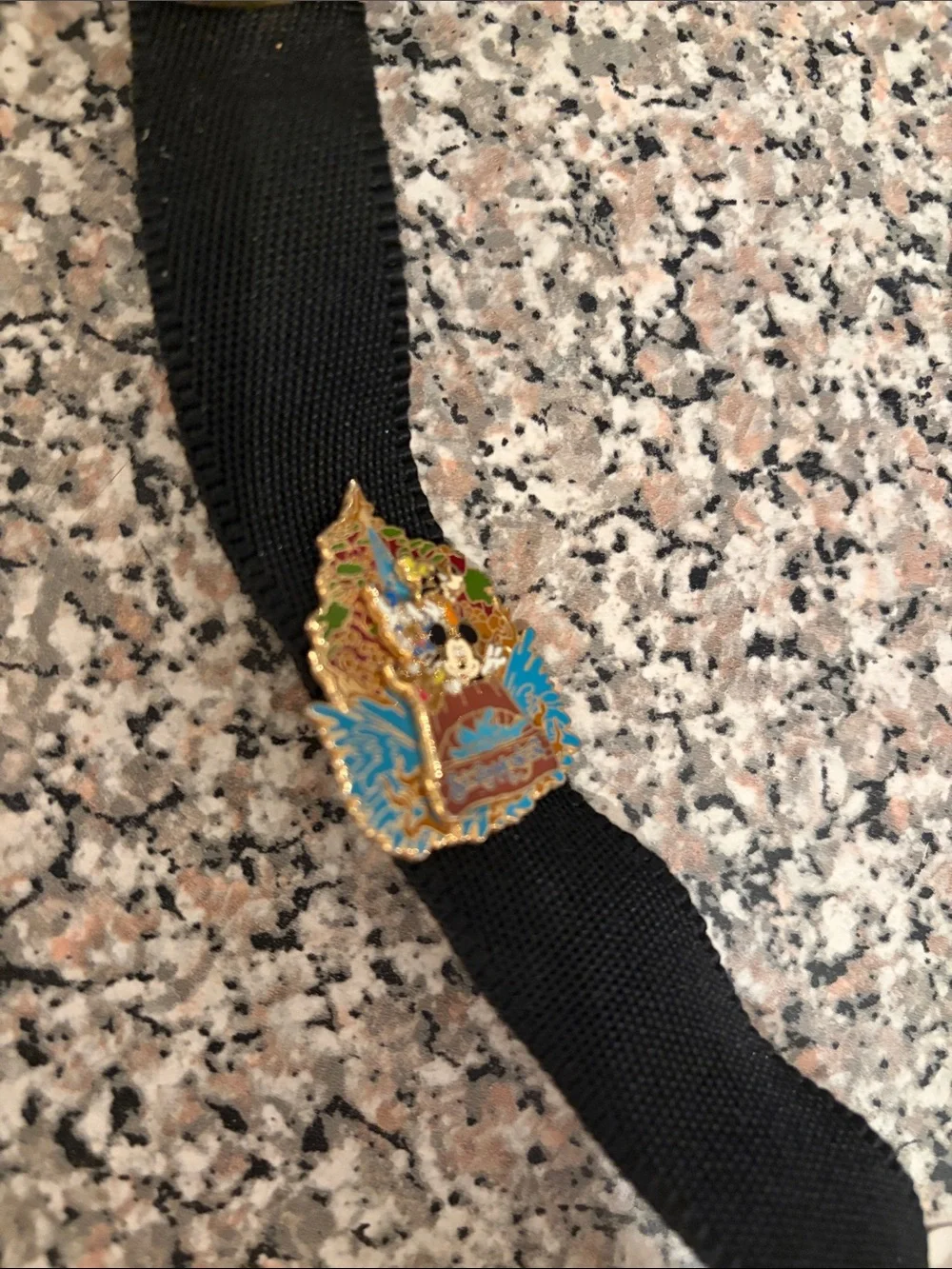 2002 WDW Disney Black Lanyard with Collectable Character Pins